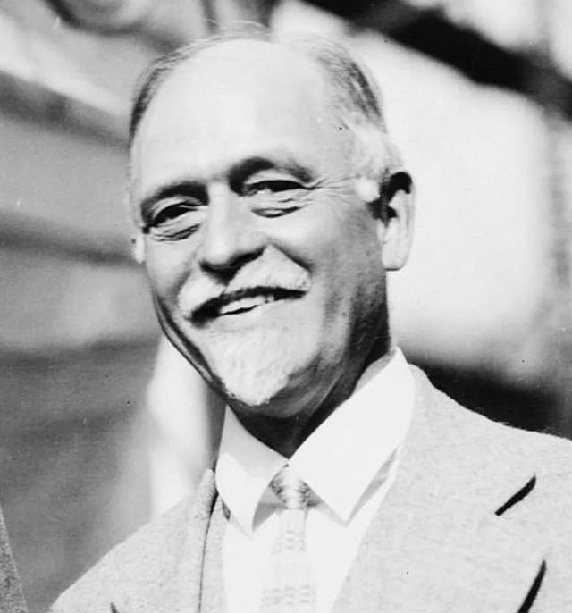 欧文·费雪 (Irving Fisher) 肖像：美国著名经济学家，大萧条“债务通缩理论” (Debt-Deflation Theory) 的提出者。